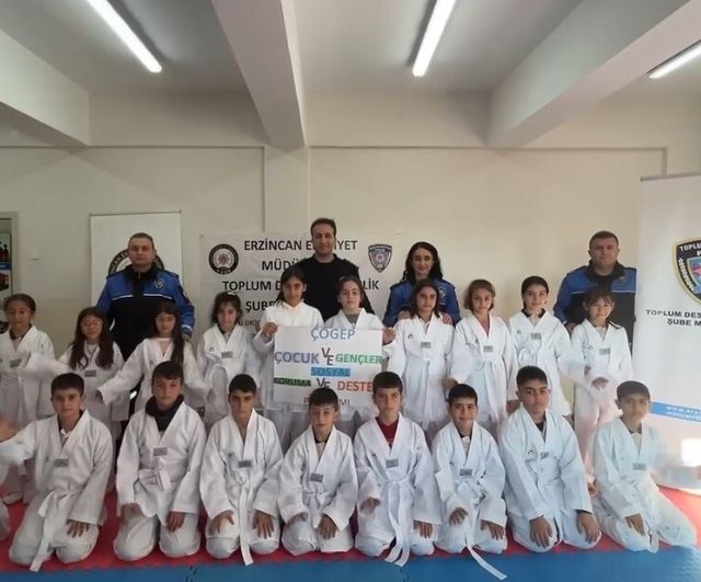 Erzincan'da 'Hep Birlikte Aileyiz' Projesiyle 20 Öğrenciye Tekvando Kıyafeti ve Kurs Desteği