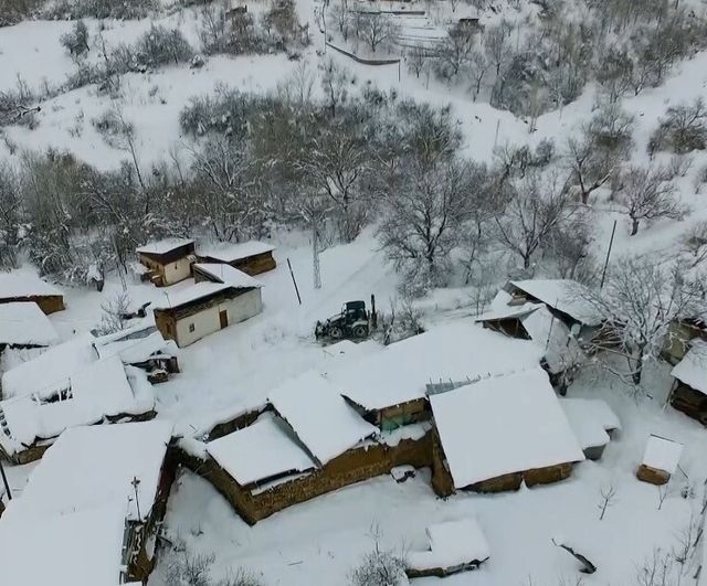 Erzincan'da kar ve tipi ulaşımı aksattı: 12 köy yolu kapandı