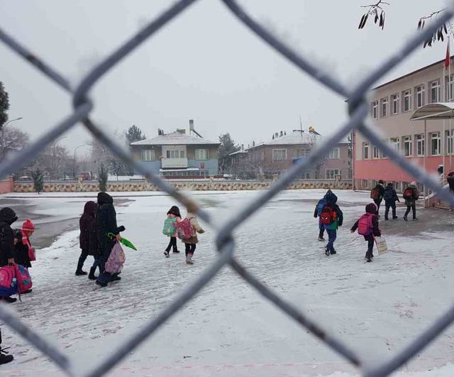 Erzincan'da kar yağışı kent merkezini ve yüksek geçitleri beyaza bürüdü