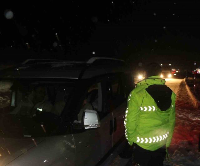 Erzincan'da Sakaltutan, Kızıldağ ve Ahmetli geçitleri tipi nedeniyle ulaşıma kapatıldı