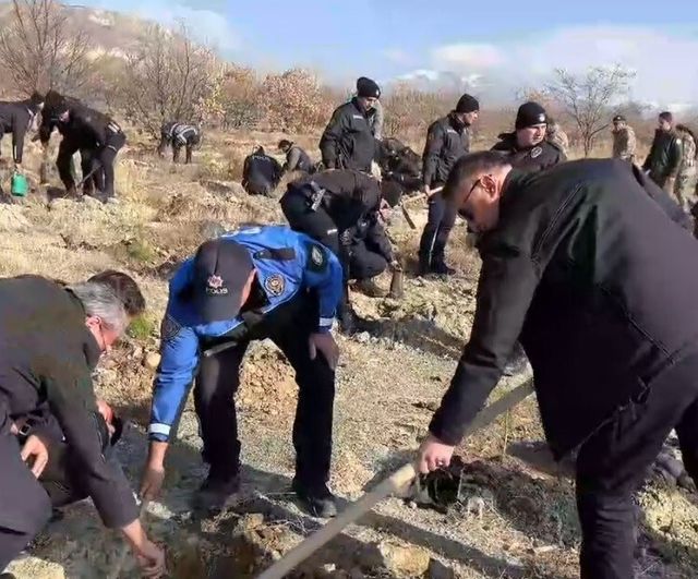 Erzincan Emniyeti Milli Ağaçlandırma Günü'nde 600 fidanı toprakla buluşturdu