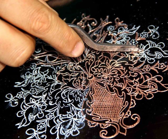 Erzincanlı kadınlar bakır işlemeciliğini geleceğe taşıyor