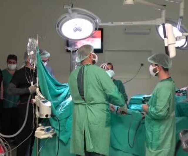 Erzurum Şehir Hastanesi'nde ilk: 75 yaşındaki hastanın göğüs tümörü 'Davinci' robotuyla alındı