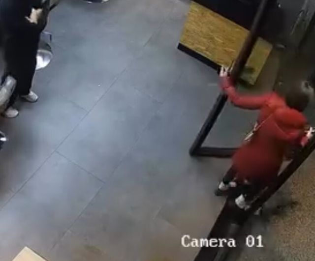 Esenyurt'ta kuaförde 3 bin TL'lik işlem sonrası kadın 'kartımı arabada unuttum' diyerek ödemeden ayrıldı