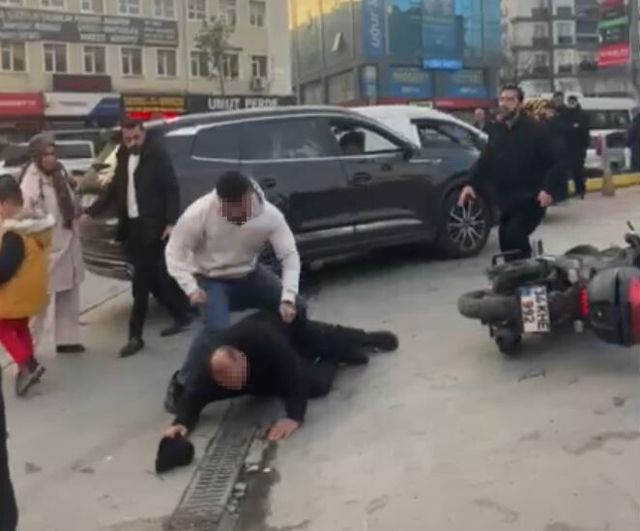 Esenyurt'ta trafikte tartışma kavgaya dönüştü: O anlar cep telefonu kamerasına yansıdı