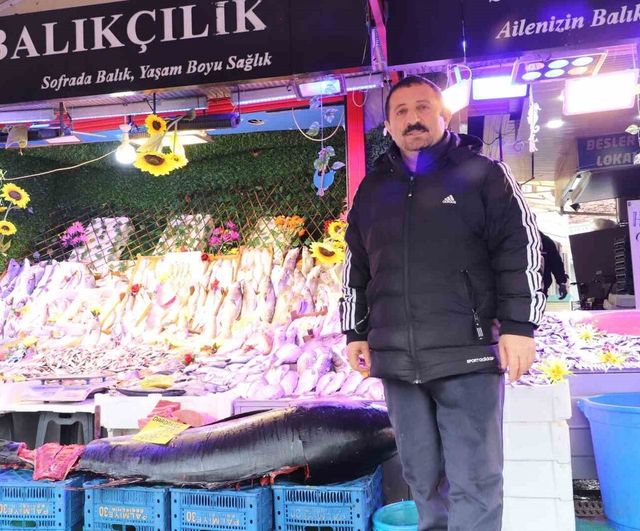 Eskişehir'de 280 kiloluk orkinos Taşbaşı tezgahında satışa çıktı