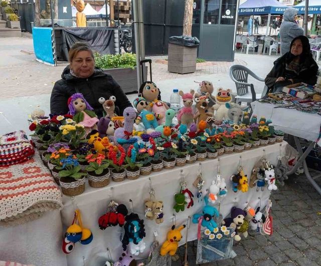 Eskişehir'de el işi ustası Şükran Karol'un rengarenk örgü çiçekleri ilgi çekiyor