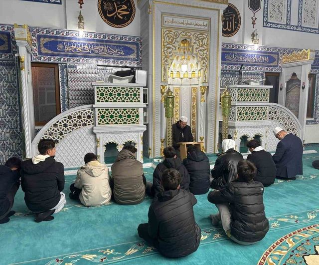 Eskişehir'de Fen Lisesi Öğrencileri Hisar Camii'nde Sabah Namazında Buluştu