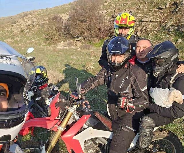Eskişehir'de motosiklet antrenmanındaki sporcular, yeni doğan kuzuyu 3 kilometre uzaklıktaki annesine kavuşturdu