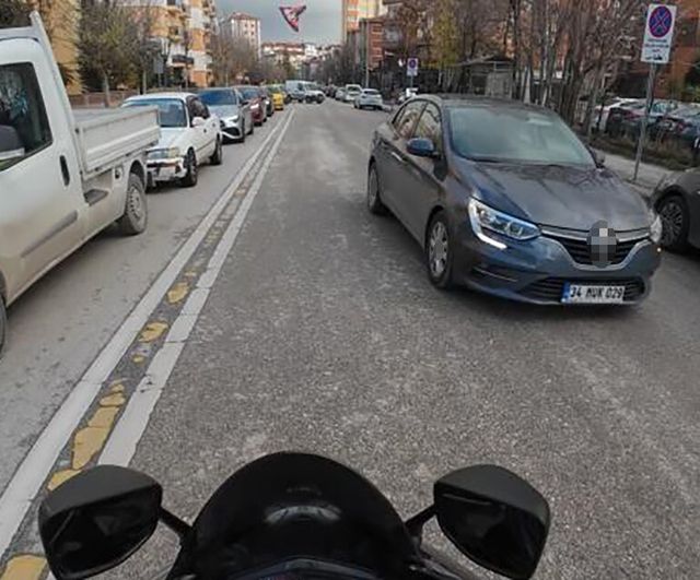 Eskişehir'de ters şeride giren sürücünün tehlikeli manevrası kask kamerasına yansıdı