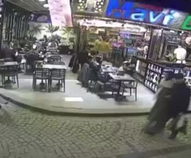 Fatih Hobyar Mahallesi'nde 'yer işgali' iddiası kavgası: 3 gözaltı, anlar güvenlik kamerasında