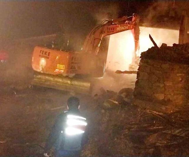 Feke'de ev yangını: Bir ev kullanılamaz hale geldi, lojmanda hasar