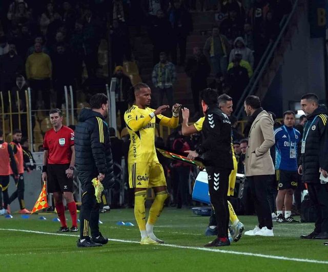 Fenerbahçe'de Archie Brown, Konyaspor Maçında Sakatlandı ve Oyunu Bıraktı