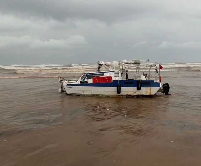 Finike'de fırtına tekneyi kıyıya sürükledi; deniz kahverengiye döndü