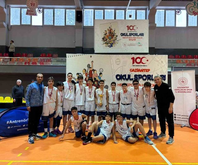 Gaziantep Kolej Vakfı Özel Ortaokulu Yıldız Erkekler Takımı namağlup Gaziantep Şampiyonu