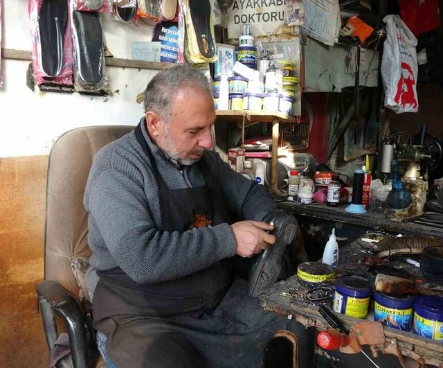 Gaziantep'te 30 Yıldır 5 Metrekarelik Dükkânda Ayakkabı Tamiri Yapan Cengiz Canbay