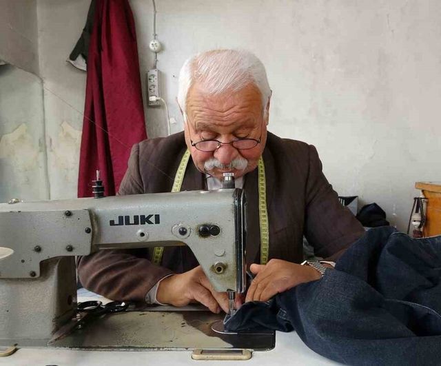 Gaziantep'te 55 yıllık terzi Nezir Canpolat, molalarda kitapla dinleniyor