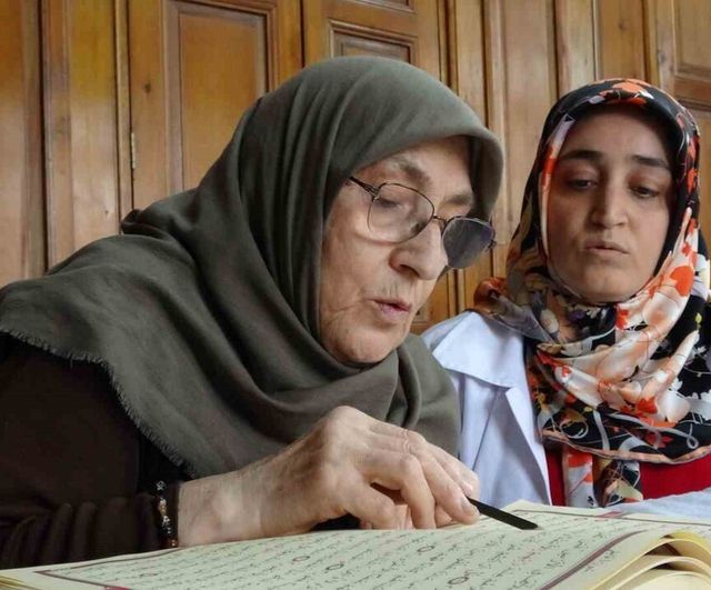Gaziantep'te 75 yaşındaki Fatma Akıcı'nın Kur’an-ı Kerim öğrenme azmi örnek oldu