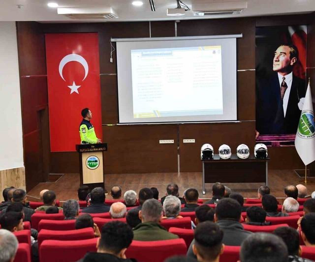 Gaziantep'te Jandarma, Nurdağı'nda 100 motosiklet sürücüsüne güvenli sürüş eğitimi ve kask dağıttı