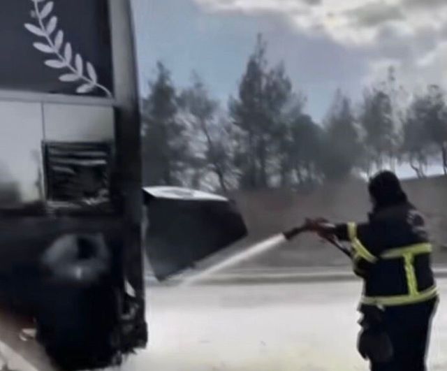 Gaziantep'te yolcu otobüsünün motor kısmında yangın: Yolcular tahliye edildi, itfaiye söndürdü