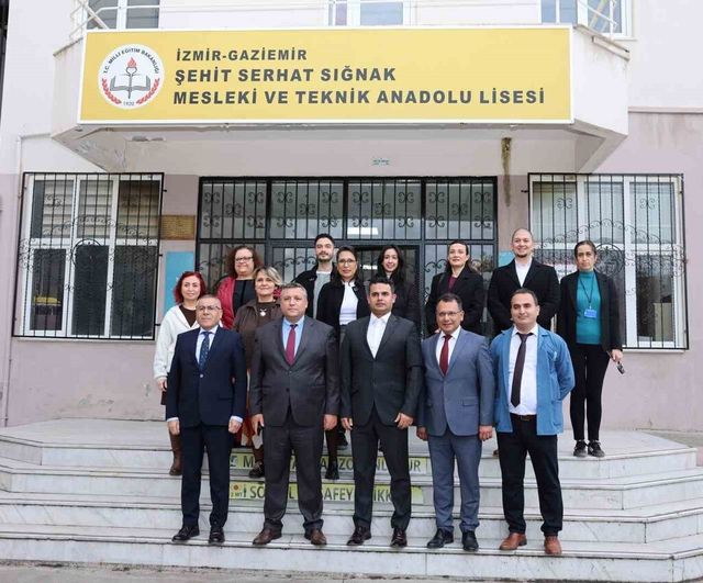 Gaziemir'de firmalardan okullara bilgisayar bağışı: 17 bilgisayar Mesleki ve Teknik Anadolu Lisesi'ne teslim edildi