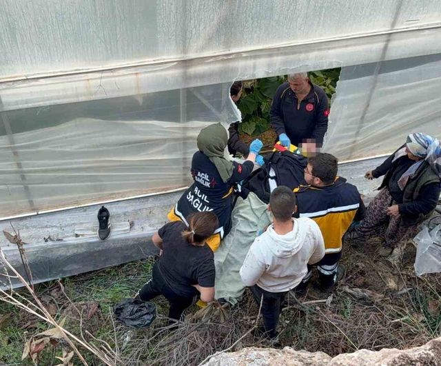 Gazipaşa'da serasının yanındaki 7 metrelik duvardan düşen çiftçi yaralandı