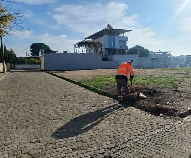 Germencik’te Belediye Ekipleri Rutin ve Cemiyet Sonrası Temizlik Çalışmalarını Sürdürüyor