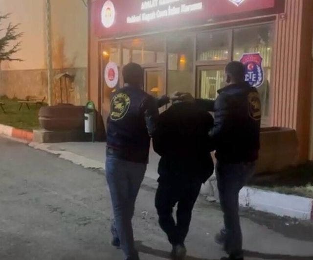 Hakkari’de 10 dosyadan toplam 37 yıl hapis cezası bulunan şahıs Umurlu Sınır Kapısı’nda yakalandı