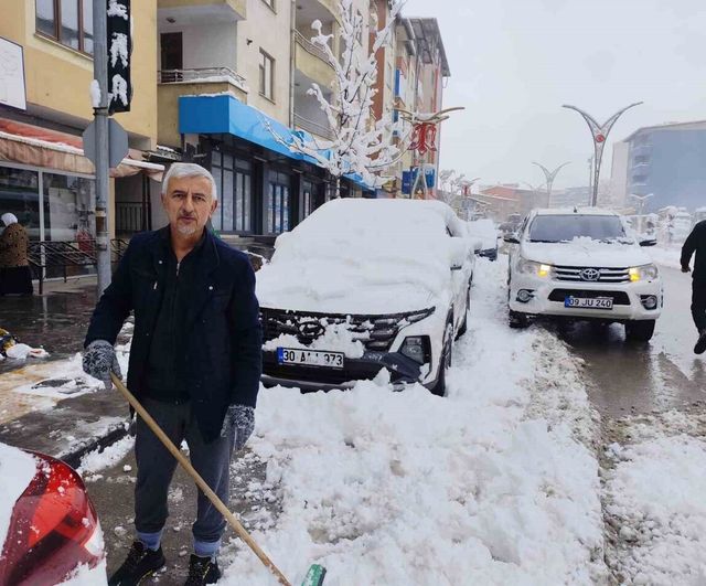 Hakkari'de akşam karı Kent Park'ta kartpostallık manzaralar oluşturdu