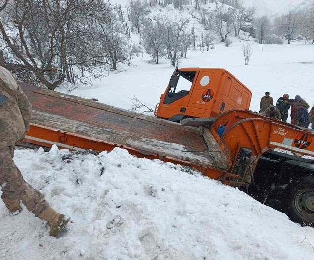 Hakkari'de Karayolları iş makinesi devrildi: 2 personel yaralandı