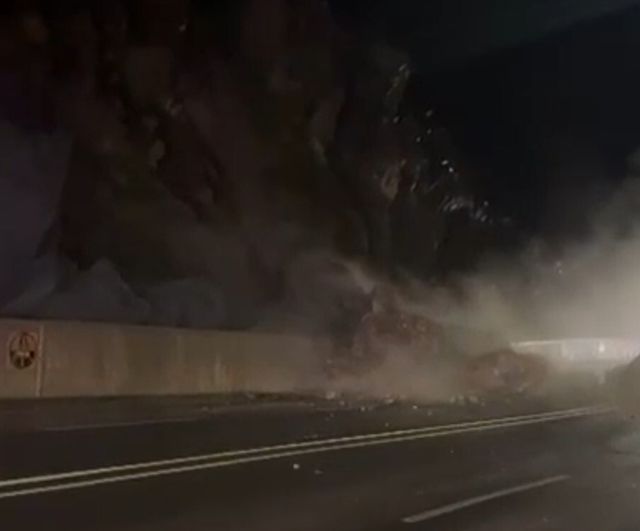 Hakkari-Van Karayolu Depin Mevkiinde Heyelan: Ulaşım Kısa Süreliğine Kesildi