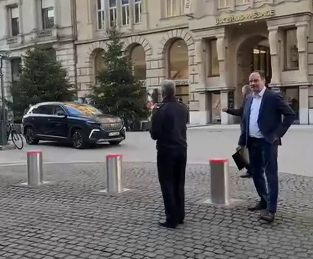 Hamburg Başkonsolosu Berati Alver, Belediye Sarayına Togg ile Geldi