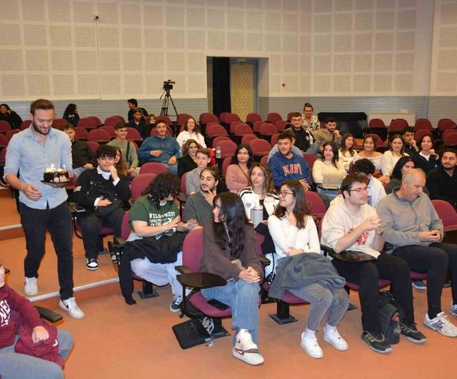 Hasan Hastürer, Yakın Doğu Üniversitesi'nde 'Hayatla Harmanlanmış Köşe Yazarlığı' seminerinde genç iletişimcilere öneriler sundu