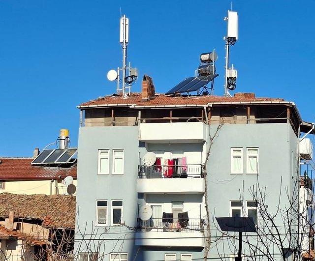 Hisarcık’ta Şehitler Mahallesi sakinleri çatısına kurulan baz istasyonuna tepki