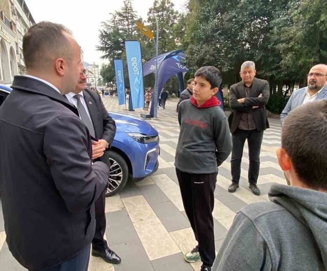 Hopa Kaymakamı Abdullah Arslantürk, BİLSEM Öğrencilerine Togg T10F ile Şehir Turu Düzenledi