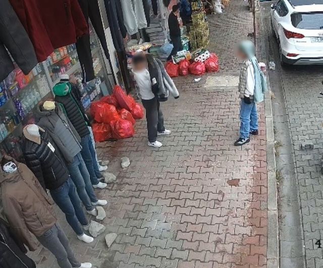 Iğdır'da Adil Aşırım Çarşısı'nda iki çocuğun mağaza hırsızlığı güvenlik kamerasına yansıdı