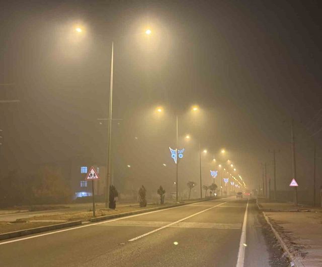Iğdır'da Gece Boyunca Yoğun Sis Görüş Mesafesini Düşürdü
