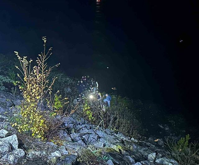 İnebolu'da otomobil 25 metrelik şarampole yuvarlandı: sürücü yaralandı