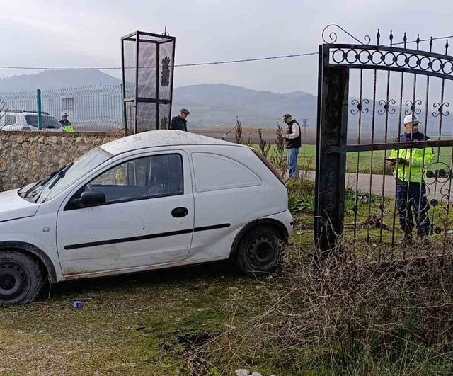 İnegöl'de yol kenarına çarpan otomobilde baygın sürücü saatler sonra donmak üzereyken bulundu