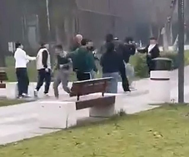 İnegöl Kent Meydanı'nda İki Genç Grubun Kavgası Cep Telefonuna Yansıdı