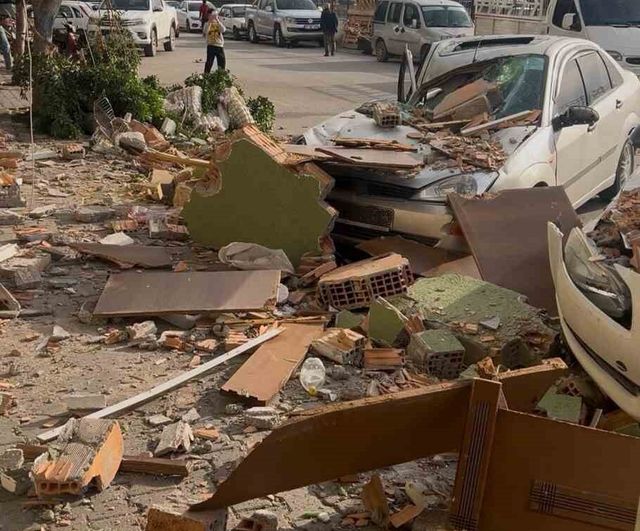 İskenderun'da fırtına nedeniyle dam duvarı çöktü: 3 otomobil ve 1 motosiklet zarar gördü