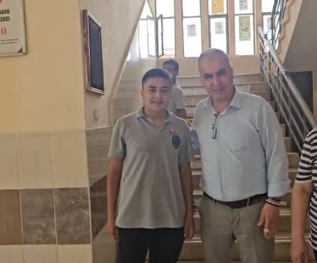 İskenderun'da yere bırakılan pet şişeyi çöpe atan öğrenci çeyrek altınla ödüllendirildi