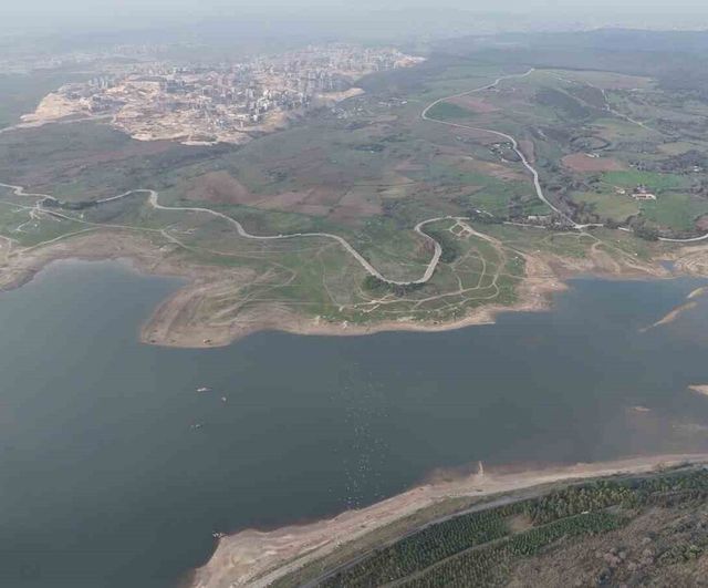 İstanbul'da kuraklık Sazlıdere'de gözle görünür hale geldi: Eski köy evleri su çekilince ortaya çıktı