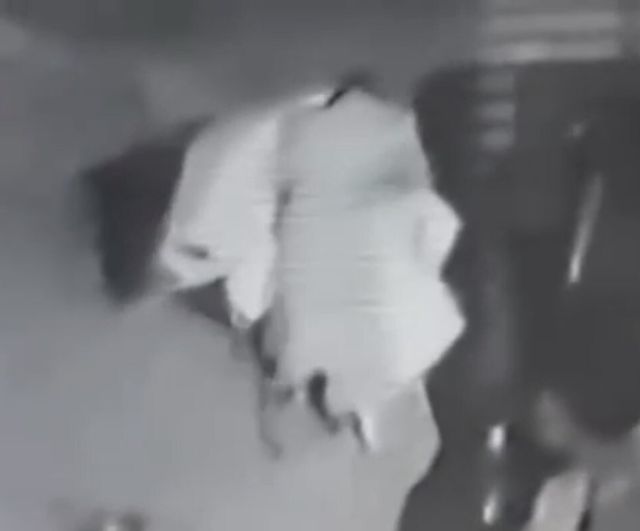 İzmir Buca'da balkon halısı hırsızlığı güvenlik kamerasına yansıdı