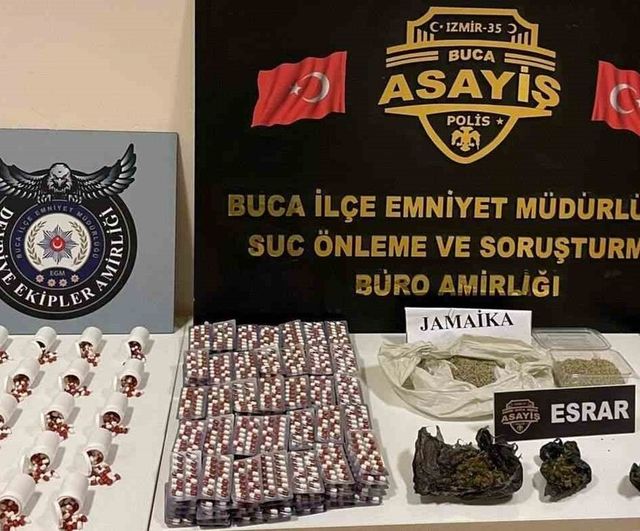 İzmir Buca'da uyuşturucu operasyonu: 5 bin 440 hap, bonzai ve esrar ele geçirildi