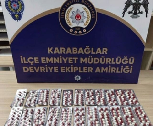 İzmir Karabağlar'da Polis Operasyonları: Binlerce Uyuşturucu Hap ve 329 Aranan Şahıs Yakalandı