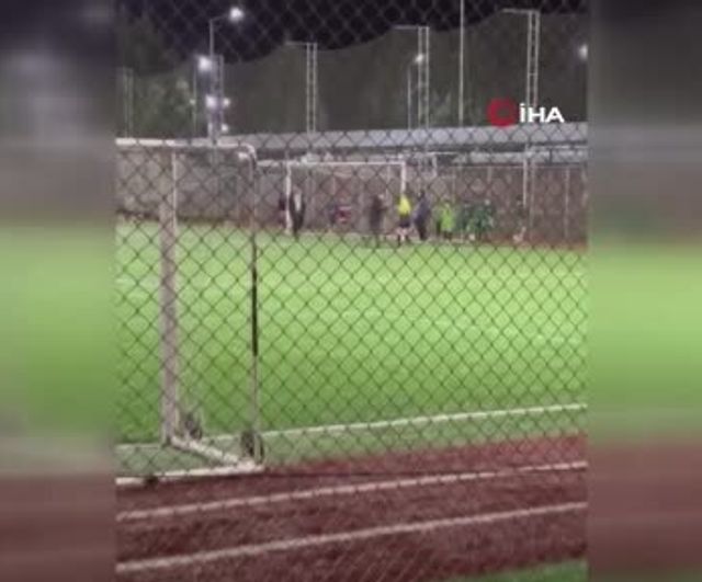 İzmit'te U12 Ligi maçında kadın aday hakeme fiziksel müdahale