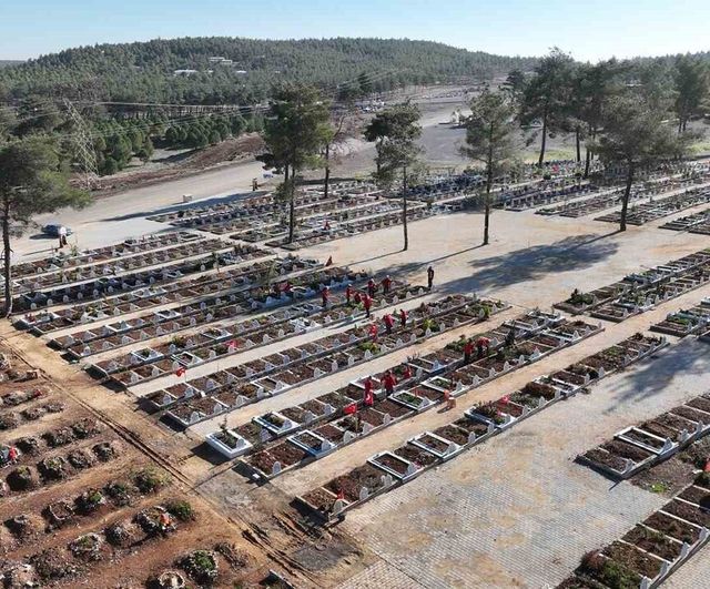 Kahramanmaraş Büyükşehir Belediyesi, Kapıçam Şehir Mezarlığı’nda Peyzaj ve Bakım Çalışmalarını Sürdürüyor