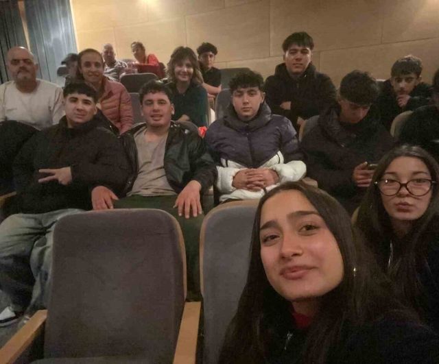 Karacasu öğrencileri 'İlçemizde Tiyatro Bilmeyen Kalmasın' ile İzmir Devlet Tiyatrosu'nda buluştu