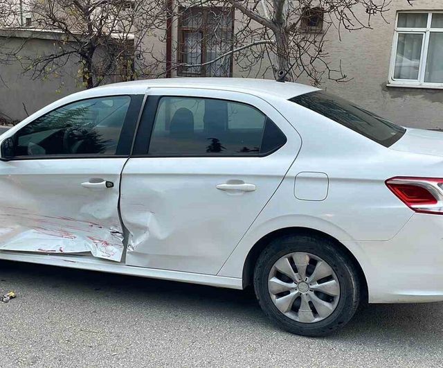 Karaman'da kavşakta iki otomobil çarpıştı: 3 kişi yaralandı